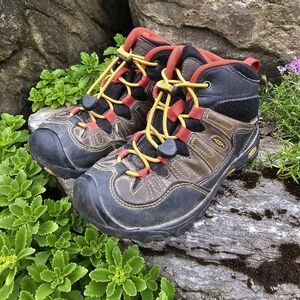 Kids Keen hiking boots size 13